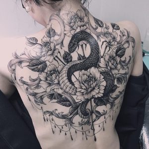 hình xăm rắn trên lưng