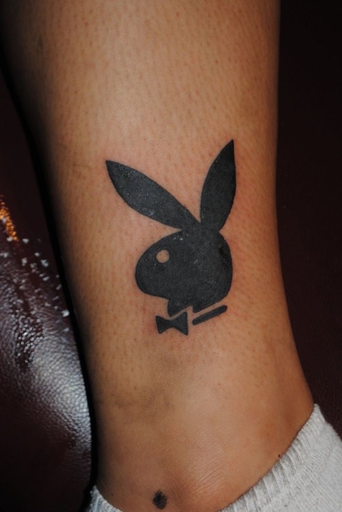 Hình xăm Playboy thỏ đen: Playboy thỏ đen luôn là biểu tượng của sự quyến rũ và uy tín. Hình xăm Playboy thỏ đen sẽ là một lựa chọn hoàn hảo cho những ai yêu thích phong cách thời trang đẳng cấp. Tham khảo chi tiết ảnh liên quan ngay!