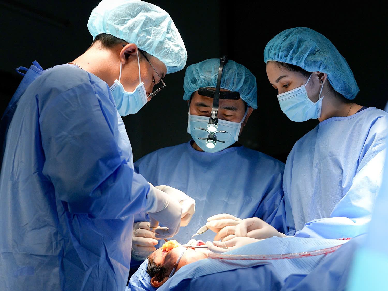 Phẫu thuật thẩm mỹ ở người đột biến NST “ziczac” an toàn cao nếu được thực hiện đúng chỉ định và kiểm soát chặt chẽ các yếu tố y khoa